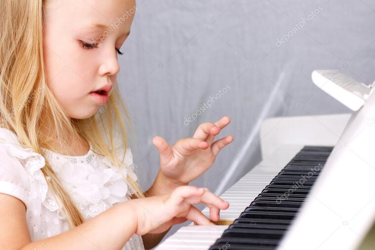 学校の音楽室でピアノを点検する調律師