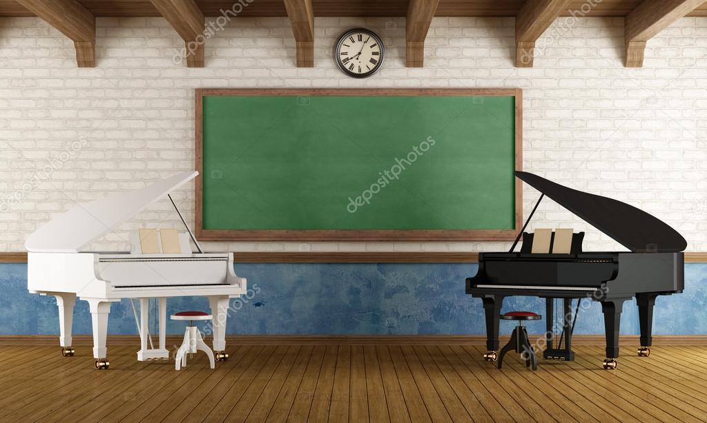 音楽室に並ぶ複数のピアノ