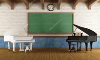 学校の音楽室に並ぶ複数のピアノ