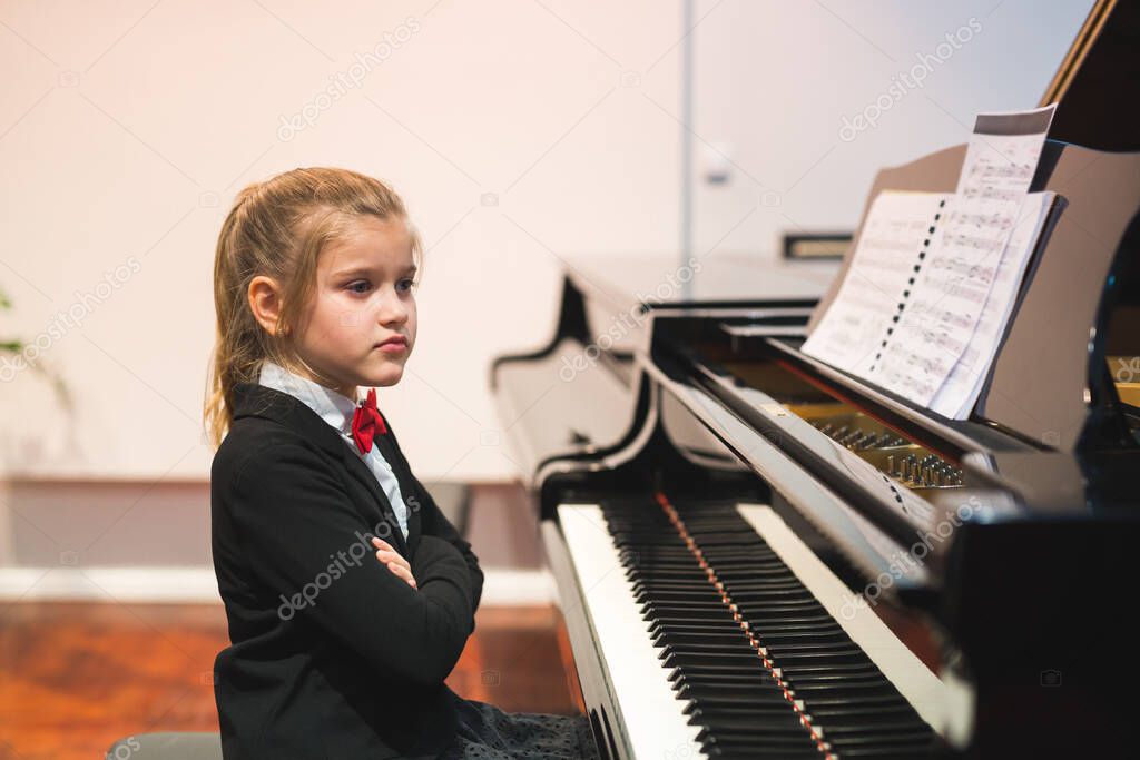 学校の体育館で行われる音楽発表会のステージ
