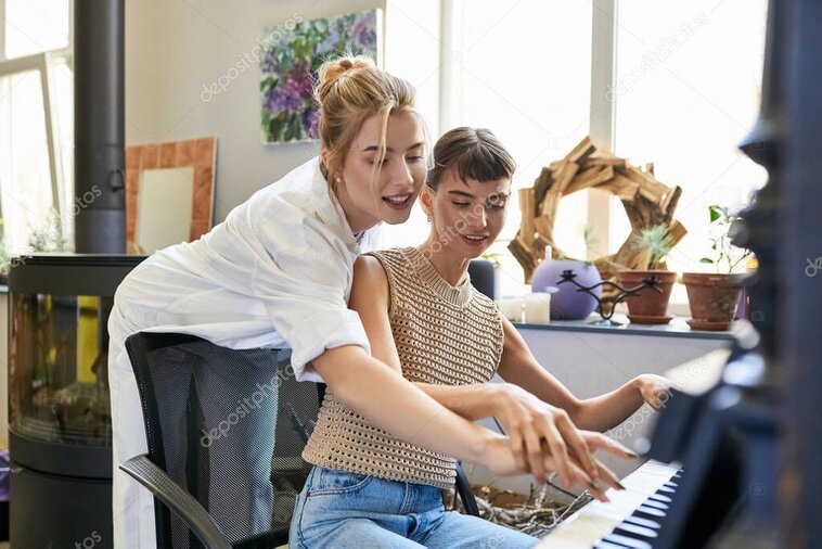 音楽教室のレッスン室でピアノを弾く生徒