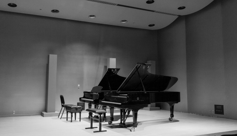 音楽室に並ぶ複数のピアノ