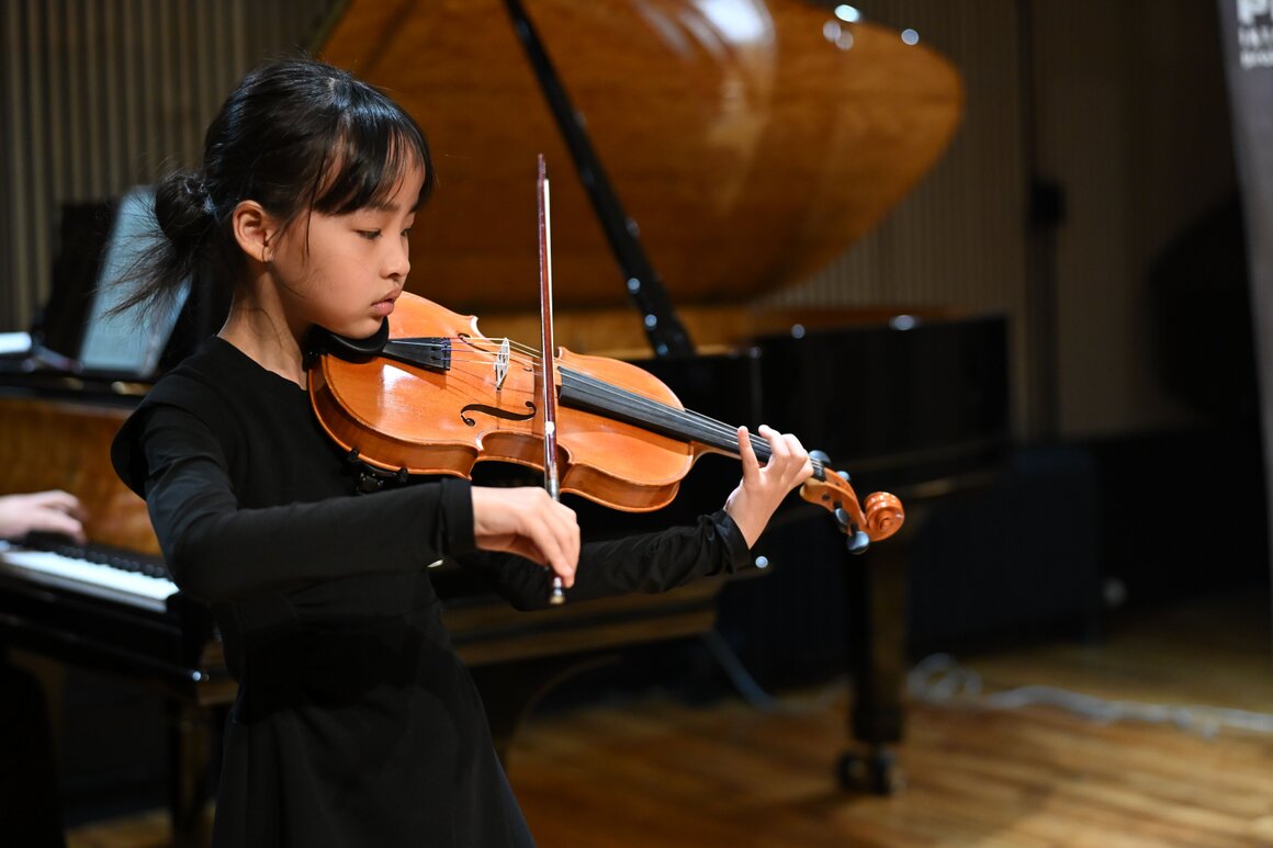 室内楽コンサートでピアノと他の楽器が並んでいる様子
